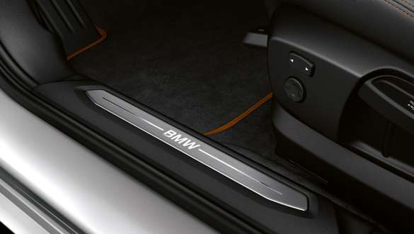 Interior trim finishers 'Illuminated Berlin'. BMW 1 Series Model Sport Line, interior trim finishers 'Illuminated Berlin'.