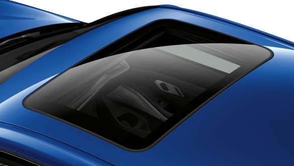 BMW 3 Series Sedan (G20), Glass roof. View of the BMW 3 Series Sedan (G20) from above with a view of the closed glass roof.
