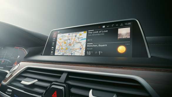 BMW 7 Series Sedan: BMW Operating System 7.0 BMW 7 Series Sedan: display showing BMW Operating System 7.0