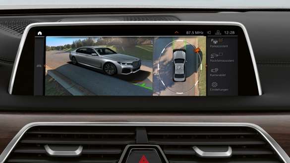 BMW 7 Series Sedan: Parking Assistant Plus BMW 7 Series Sedan: display showing Parking Assistant Plus