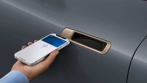 BMW iX M60 i20 2022 electric SUV electric car Digital Key Plus smartphone is held next to door handle
