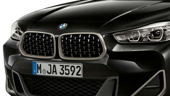 Double kidney grille BMW X2 M35i (F39) BMW double kidney grille in mesh design BMW X2 M35i (F39) Sapphire Black metallic three-quarter front view