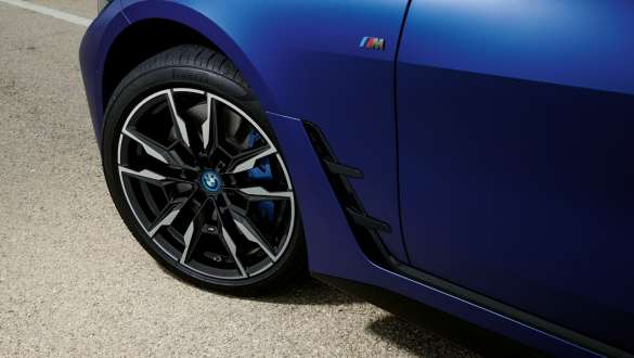 M Sport brake BMW i4 M50 G26 2021 BMW Individual Frozen Portimao Blue metallic close-up wheel from above