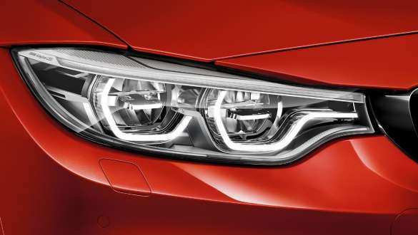 Low-beam headlights BMW M4 Coupé, low-beam headlights