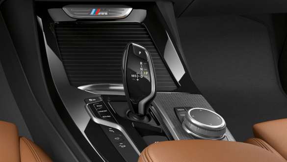 BMW X3 M40i and BMW X3 M40d SUV G01, 8-speed Steptronic Sport transmission. BMW X3 M40i and BMW X3 M40d SUV G01, interior, gear selection lever, 8-speed Steptronic Sport transmission.