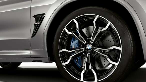 M compound brakes F97. BMW X3 M Competition SUV F97 in Donington Grey metallic, exterior, M light alloy wheels with M Compound brakes.