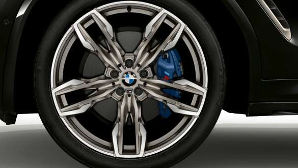 BMW X4 M40i and BMW X4 M40d SUV G02, M Sport brake. BMW X4 M40i and BMW X4 M40d SUV G02 in Black Sapphire metallic, exterior, light alloy wheel with M Sport brake.