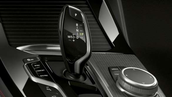 BMW X4 M40i and BMW X4 M40d SUV G02, 8-speed Steptronic Sport transmission. BMW X4 M40i and BMW X4 M40d SUV G02, interior, gear lever, 8-speed Steptronic Sport transmission.