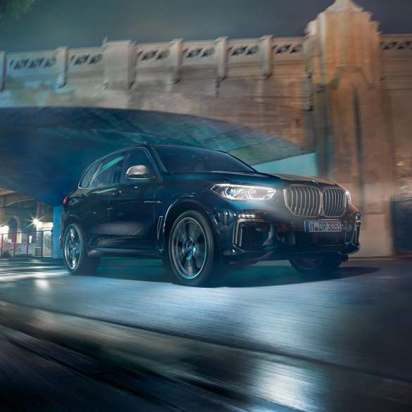 BMW X5 M50i SUV G05 with M TwinPower Turbo 8-cylinder petrol engine BMW X5 M50i SUV G05 with M TwinPower Turbo 8-cylinder petrol engine Carbon black metallic three-quarter side view