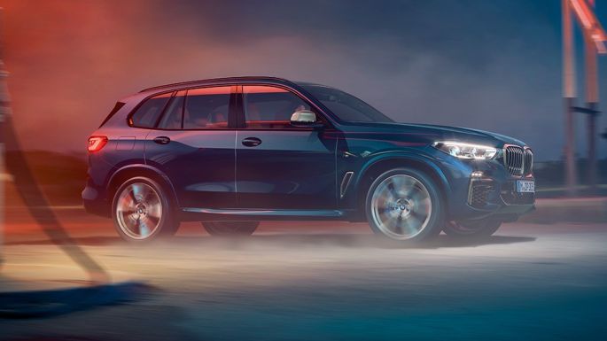 BMW X5 M50i and M50d SUV G05 side view BMW X5 M50i and M50d SUV G05 with M light alloy wheels Carbon black metallic side view