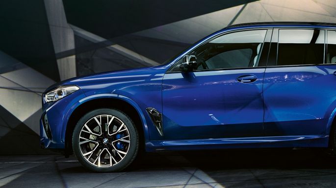 BMW X5 M Competition SUV F95 side view BMW X5 M Competition SUV F95 with M light alloy wheels Marina Bay Blue metallic side view