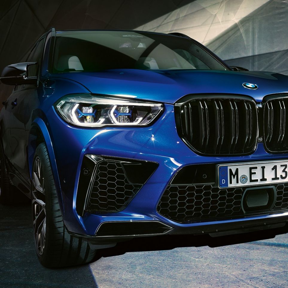 M double kidney grille BMW X5 M Competition SUV F95 M double kidney grille BMW X5 M Competition SUV F95 Marina Bay Blue metallic close-up front