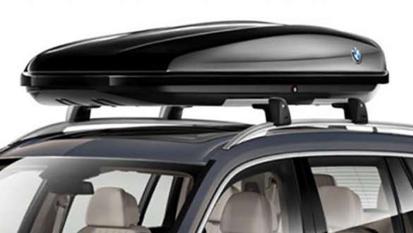 BMW Dachbox 520 Schwarz/Titansilber BMW X7 M60i xDrive G07 LCI BMW roof box 520 black/titanium silver BMW X7 M60i xDrive G07 LCI close-up