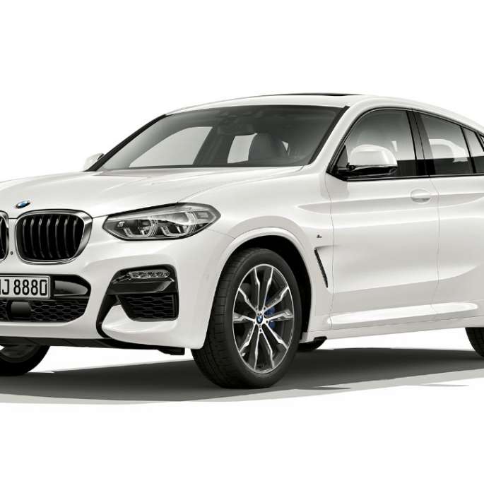 Three-quarter front view BMW X4 Model M Sport BMW X4 xDrive30i Model M Sport G02 2018 Alpine White three-quarter front view