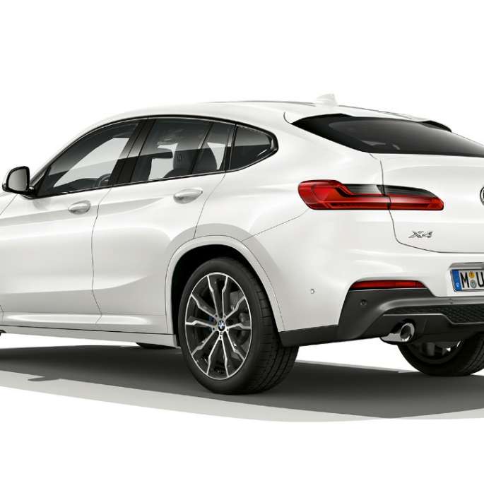 Three-quarter rear view BMW X4 Model M Sport BMW X4 xDrive30i Model M Sport G02 2018 Alpine White three-quarter rear view
