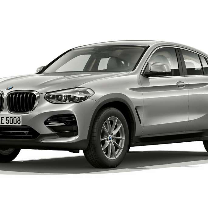 Three-quarter front view BMW X4 Model Advantage BMW X4 xDrive20d Model Advantage G02 2018 Glacier Silver three-quarter front view