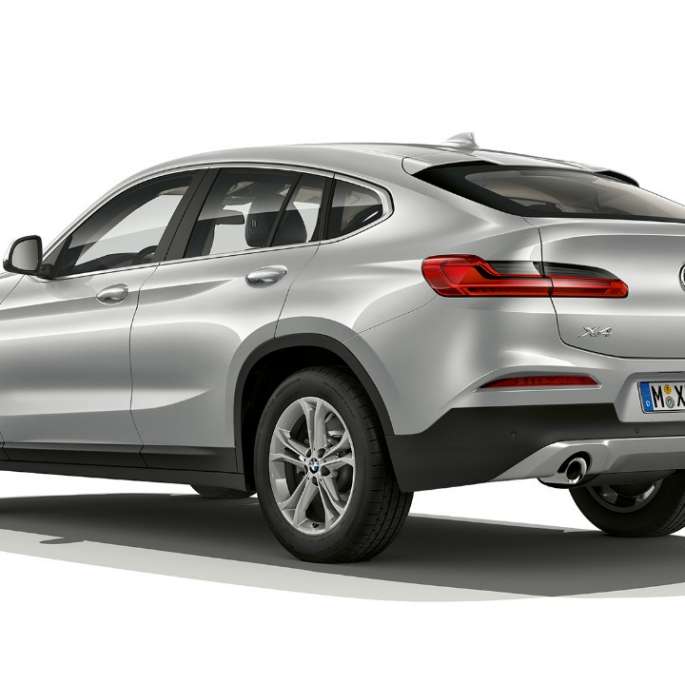 Three-quarter rear view BMW X4 Model Advantage BMW X4 xDrive20d Model Advantage G02 2018 Glacier Silver three-quarter rear view
