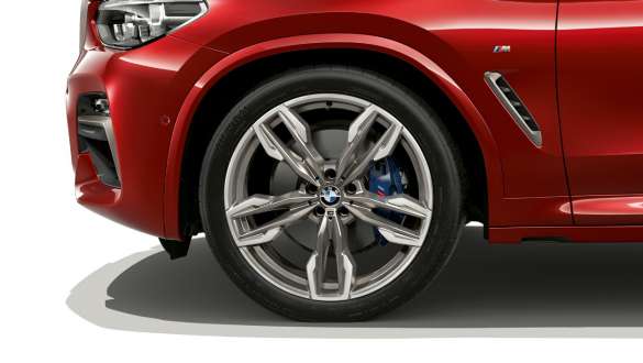 Wheel and wheel arche BMW X4 Light alloy wheel and wheel arche BMW X4 M40i G02 2018 Flamenco Red brilliant effect side view