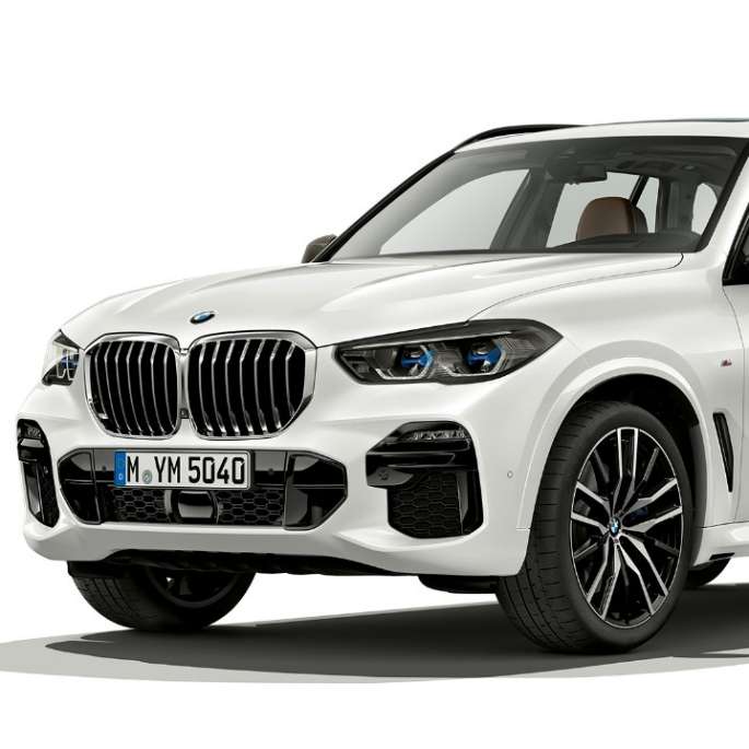 Model M Sport BMW X5 xDrive40i three-quarter front view Model M Sport BMW X5 xDrive40i G05 2018 Mineral White metallic three-quarter front view