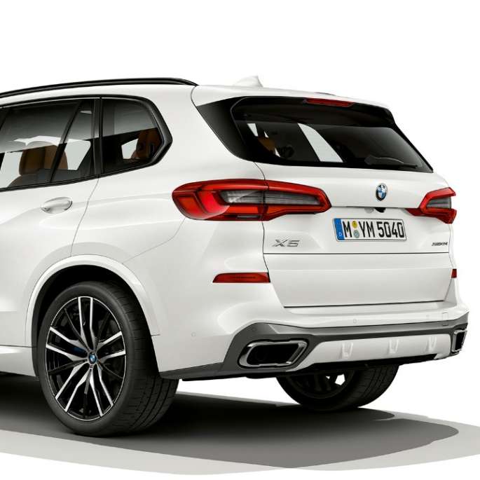 Model M Sport BMW X5 xDrive40i three-quarter rear view Model M Sport BMW X5 xDrive40i G05 2018 Mineral White metallic three-quarter rear view