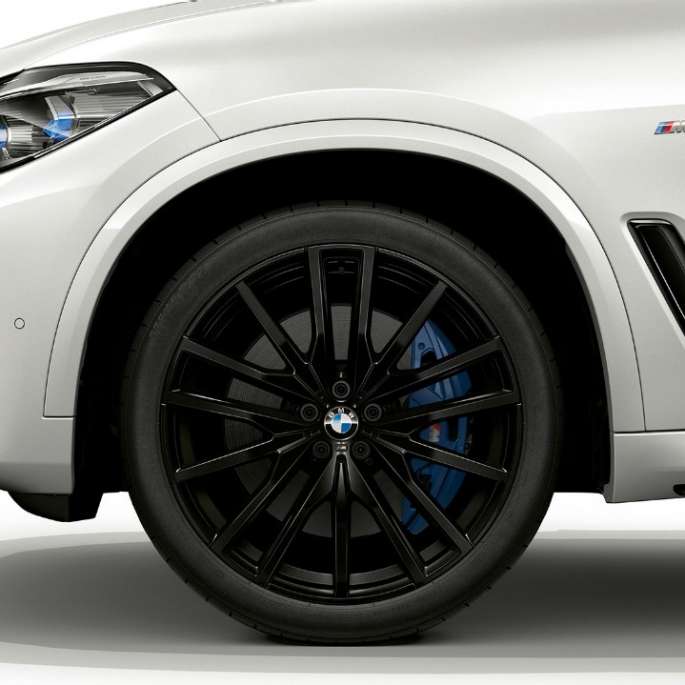Model M Sport BMW X5 xDrive40i lateral front with rim Model M Sport BMW X5 xDrive40i G05 2018 Mineral White metallic lateral front with rim
