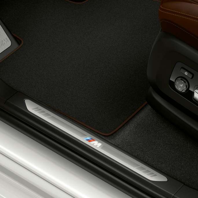 Model M Sport BMW X5 xDrive40i door sill finisher Model M Sport BMW X5 xDrive40i G05 2018 Mineral White metallic door sill finisher
