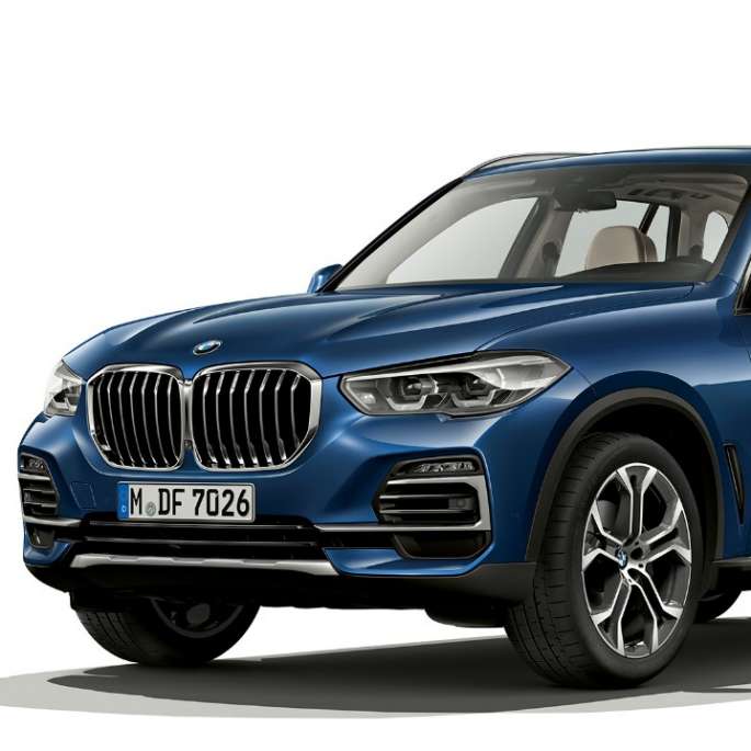 Model xLine BMW X5 xDrive40i three-quarter front view Model xLine BMW X5 xDrive40i G05 2018 Phytonic Blue metallic three-quarter front view