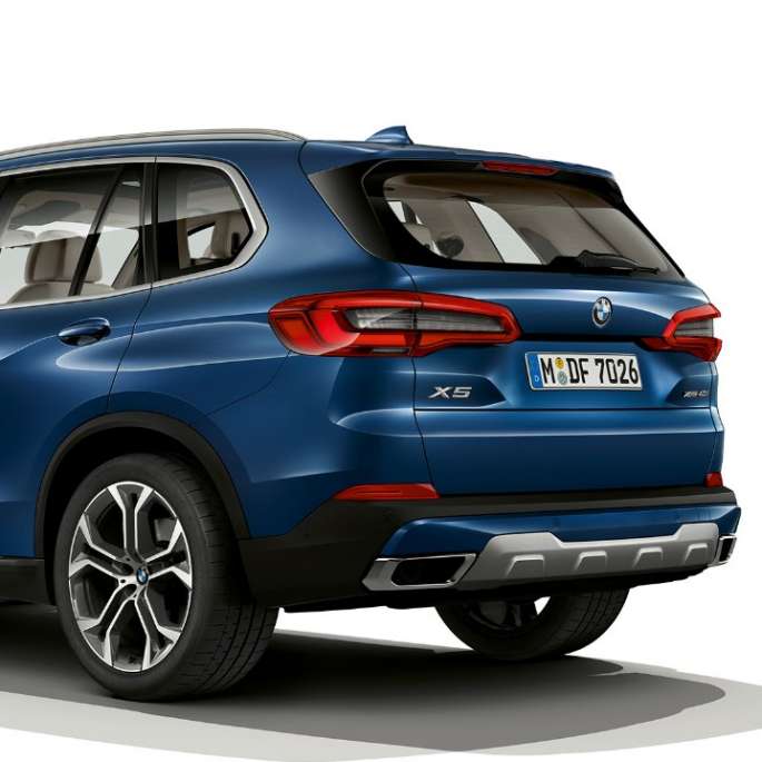 Model xLine BMW X5 xDrive40i three-quarter rear view Model xLine BMW X5 xDrive40i G05 2018 Phytonic Blue metallic three-quarter rear view