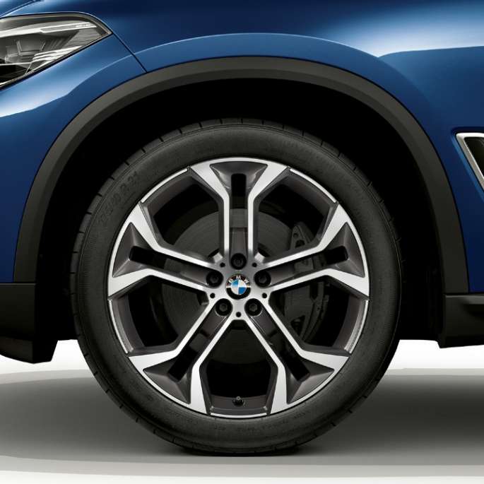 Model xLine BMW X5 xDrive40i lateral front with rim Model xLine BMW X5 xDrive40i G05 2018 Phytonic Blue metallic lateral front with rim