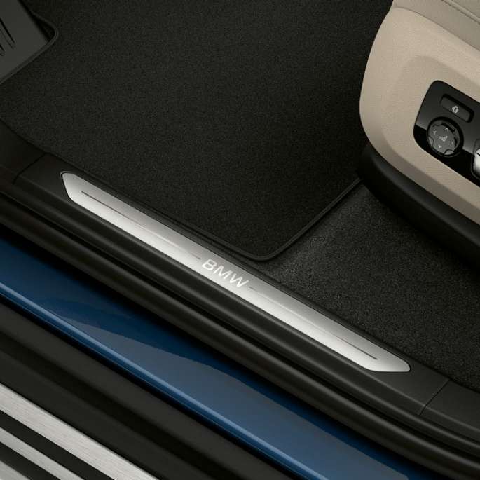 Model xLine BMW X5 xDrive40i door sill finisher Model xLine BMW X5 xDrive40i G05 2018 Phytonic Blue metallic door sill finisher