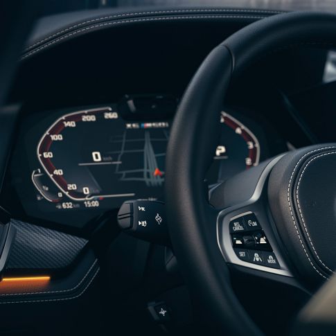 BMW assistance systems G06. Close-up of the BMW interior with focus on Instrument cluster G06.