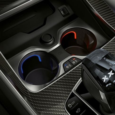 Temperature-controlled cupholder G06. Close-up of the BMW interior with focus on temperature-controlled cupholder G06.