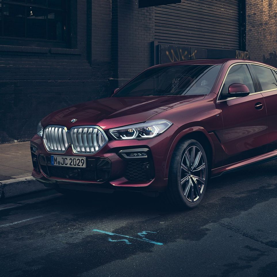 BMW X6 SUV G06 Individual exterior. BMW X6 SUV G06 Individual standing in three-quarter front.