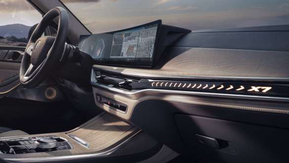 View of the cockpit from the passenger side BMW X7 G07 LCI View of the cockpit with BMW Curved Display from the passenger side BMW X7 G07 LCI