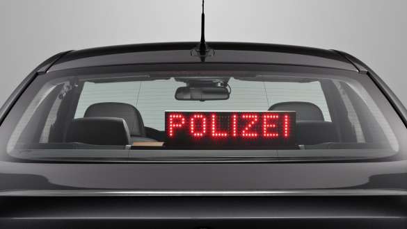 Stop signal generator Stop signalling device on the rear window shelf activated