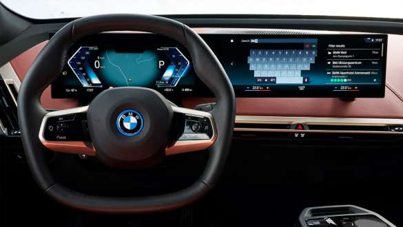 Dashboard view with Curved Display Screen entering destination Dashboard view with Curved Display Screen CID OS8 entering destination