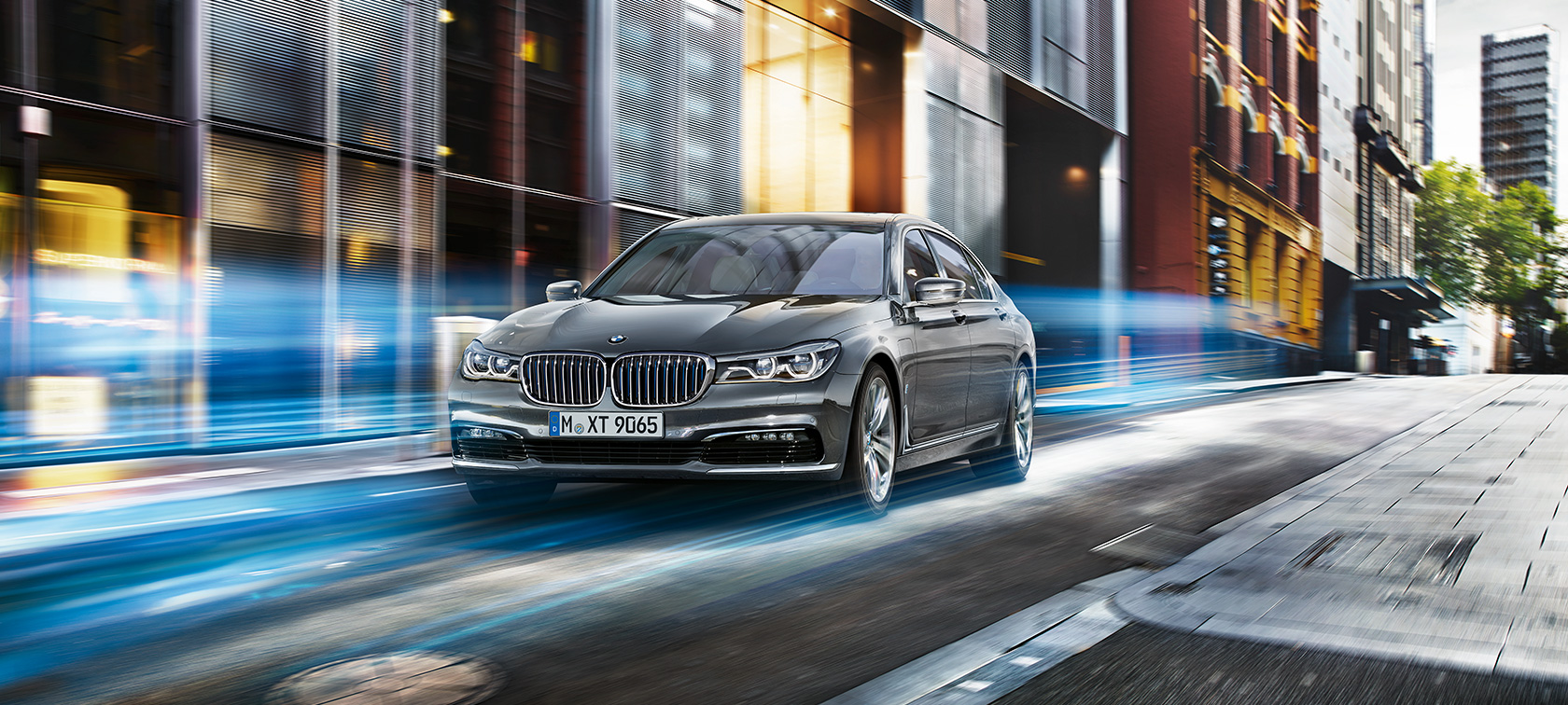 BMW 7-Series Sedan edrive: black on city streets BMW 7-Series Sedan edrive: black on city streets