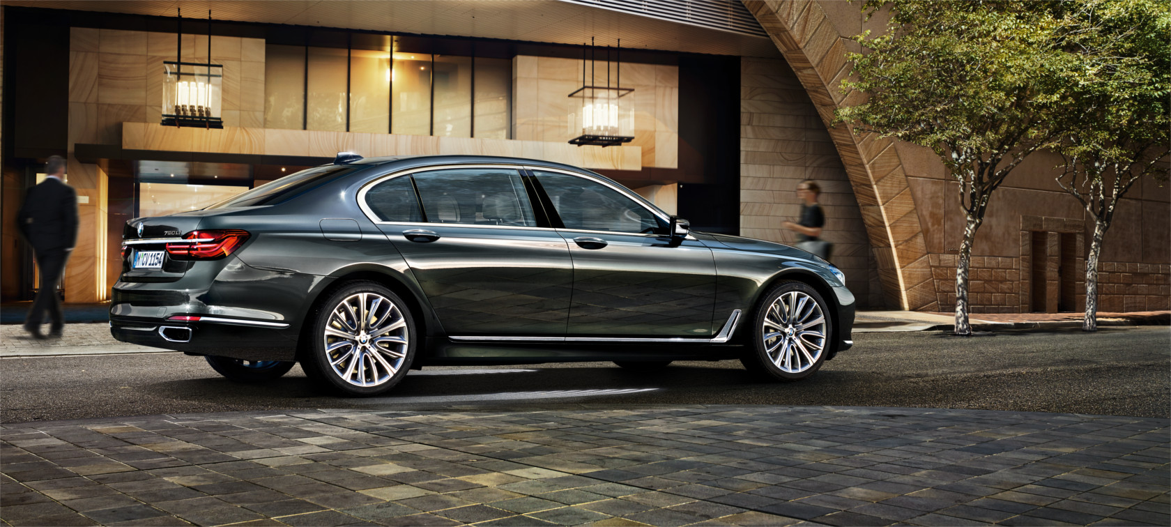 New BMW 7-Series Sedan black: parked by hotel New BMW 7-Series Sedan black: parked by hotel