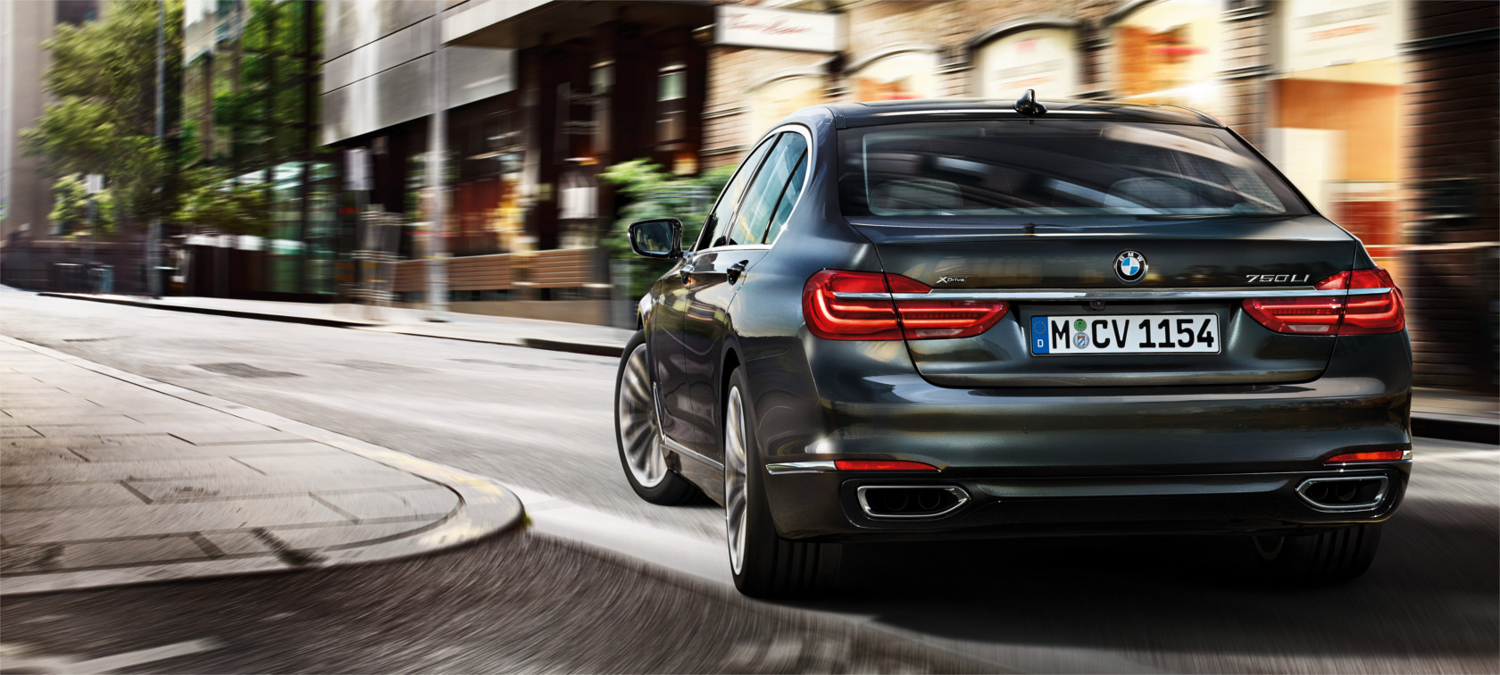 BMW 7-Series Sedan back view: turning moment BMW 7-Series Sedan back view: turning moment