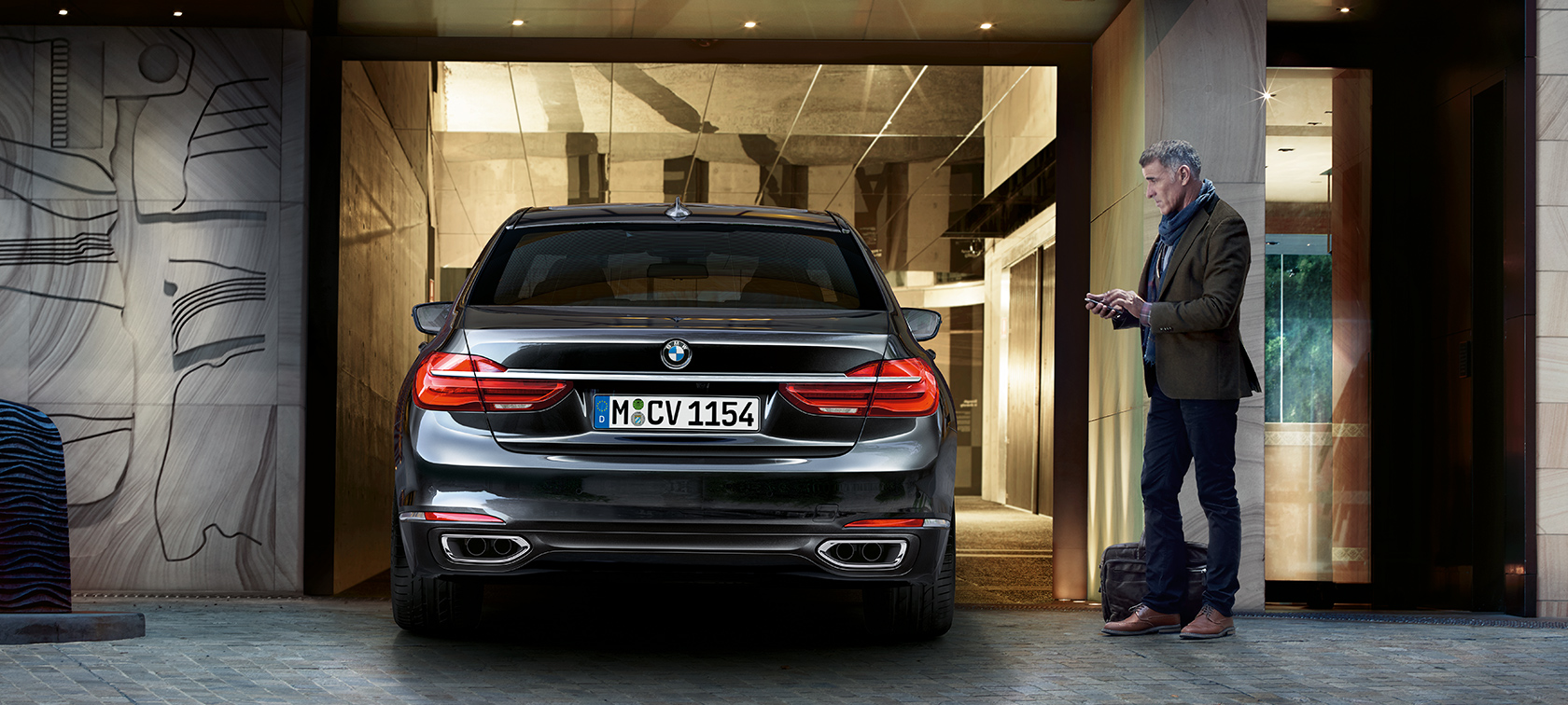 BMW 7-Series Sedan back view: opening car BMW 7-Series Sedan back view: opening car
