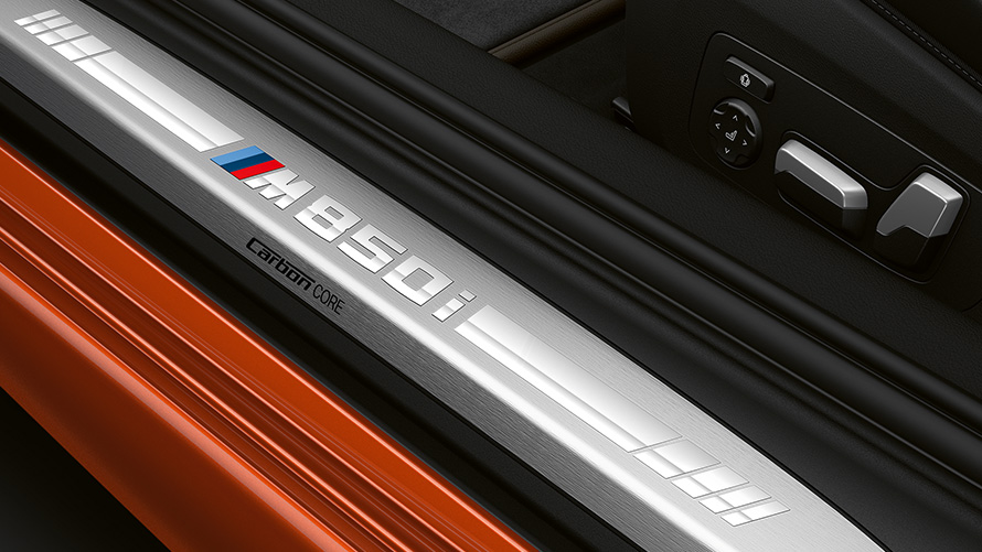 Close-up of the door sill of the BMW 8 Series Coupé with M850i logo.