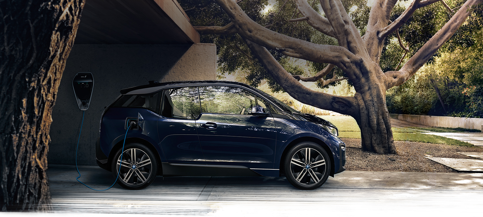 BMW i-series i3 dark blue: side view BMW i-series i3 dark blue: side view