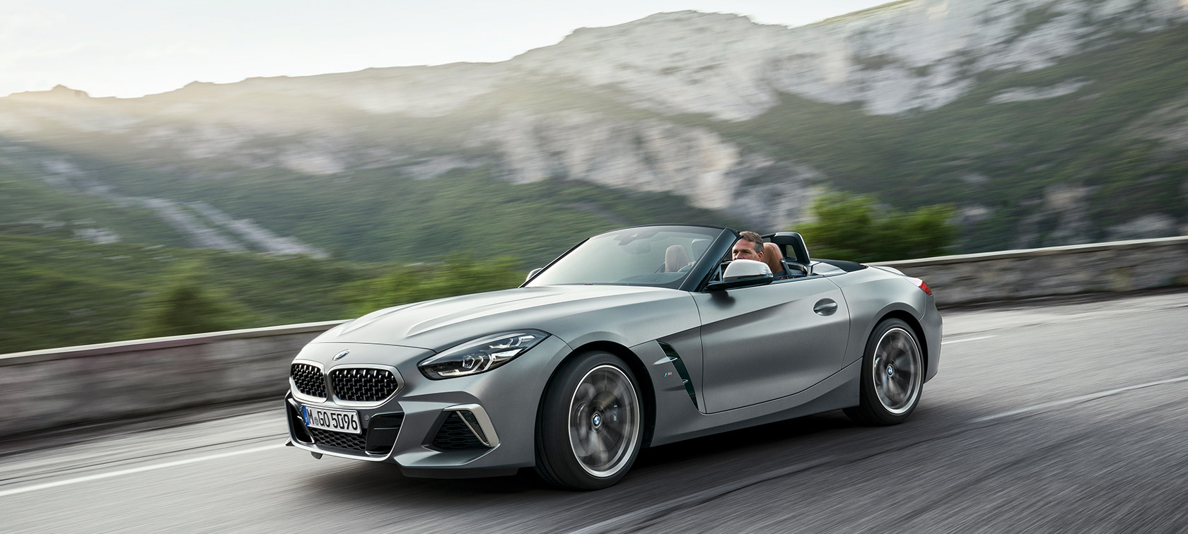BMW Z4 M40i G29 driving mountain backdrop BMW Z4 Roadster M40i G29 2019 Cabrio BMW Individual Frozen grey metallic three-quarter front view driving mountain backdrop