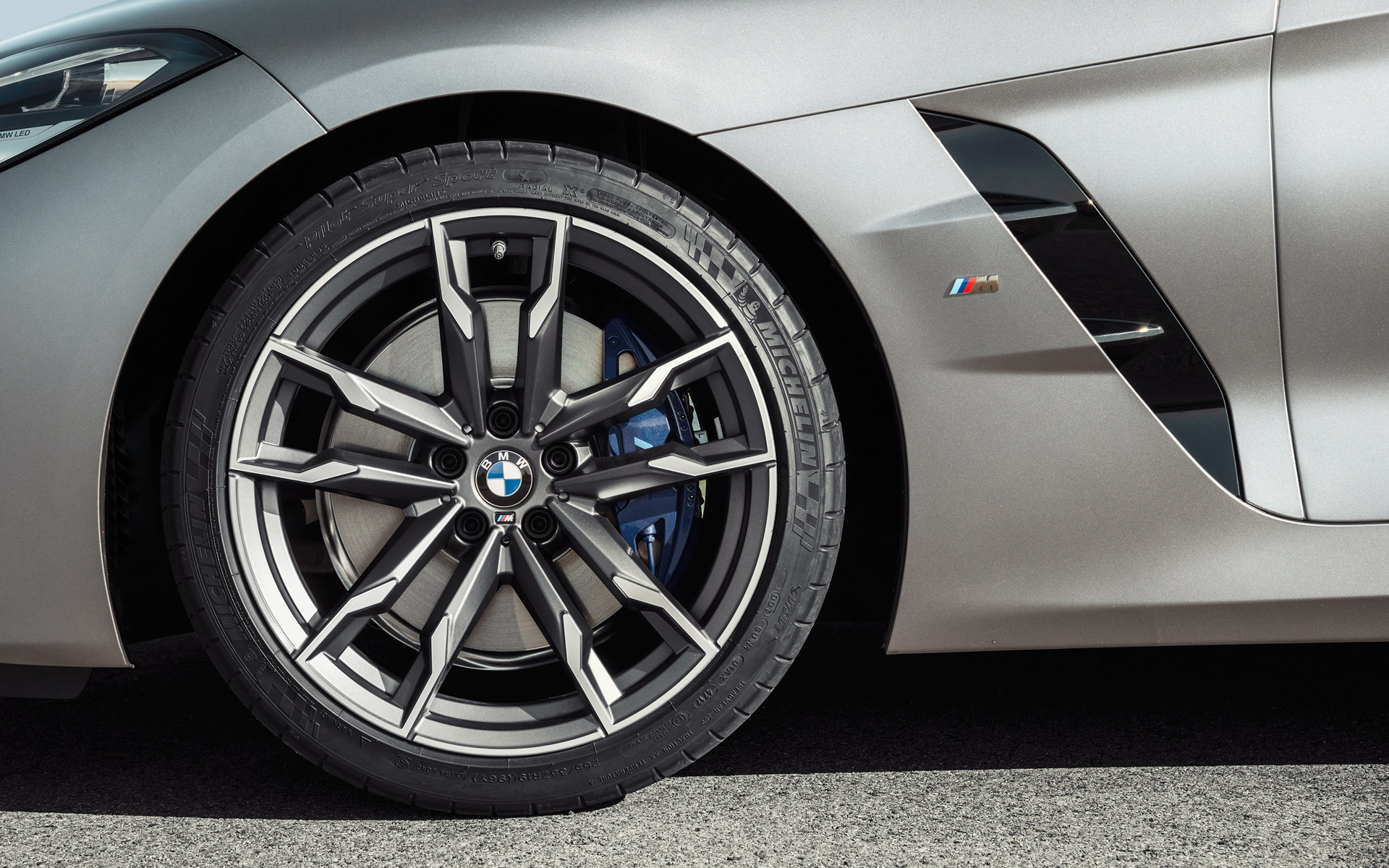 Light alloy wheel BMW Z4 M40i Roadster G29 2019 BMW Individual Frozen Grey metallic close-up wheel and Air Breather