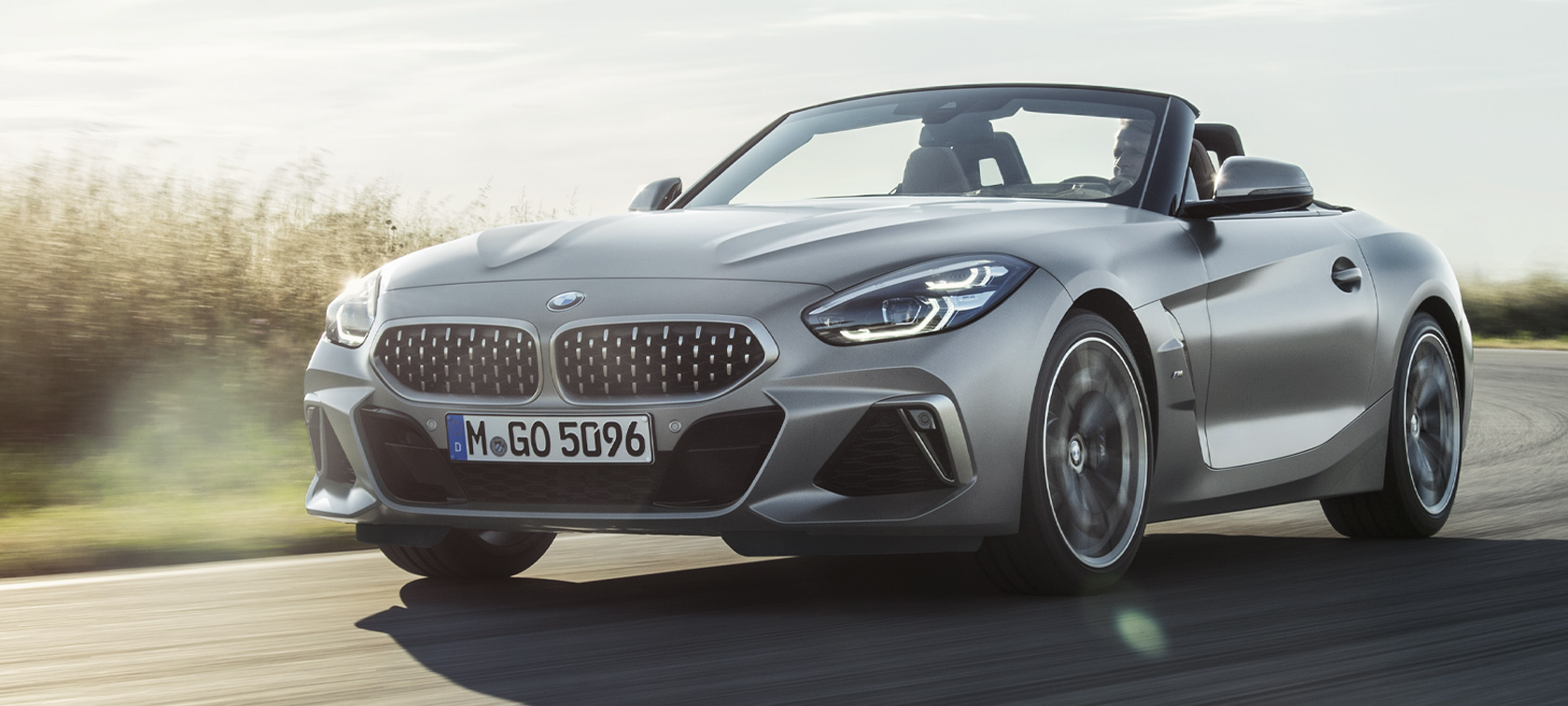 Three-quarter front view BMW Z4 M40i Roadster G29 BMW Z4 M40i Roadster G29 2019 BMW Individual Frozen Grey metallic driving three-quarter front view