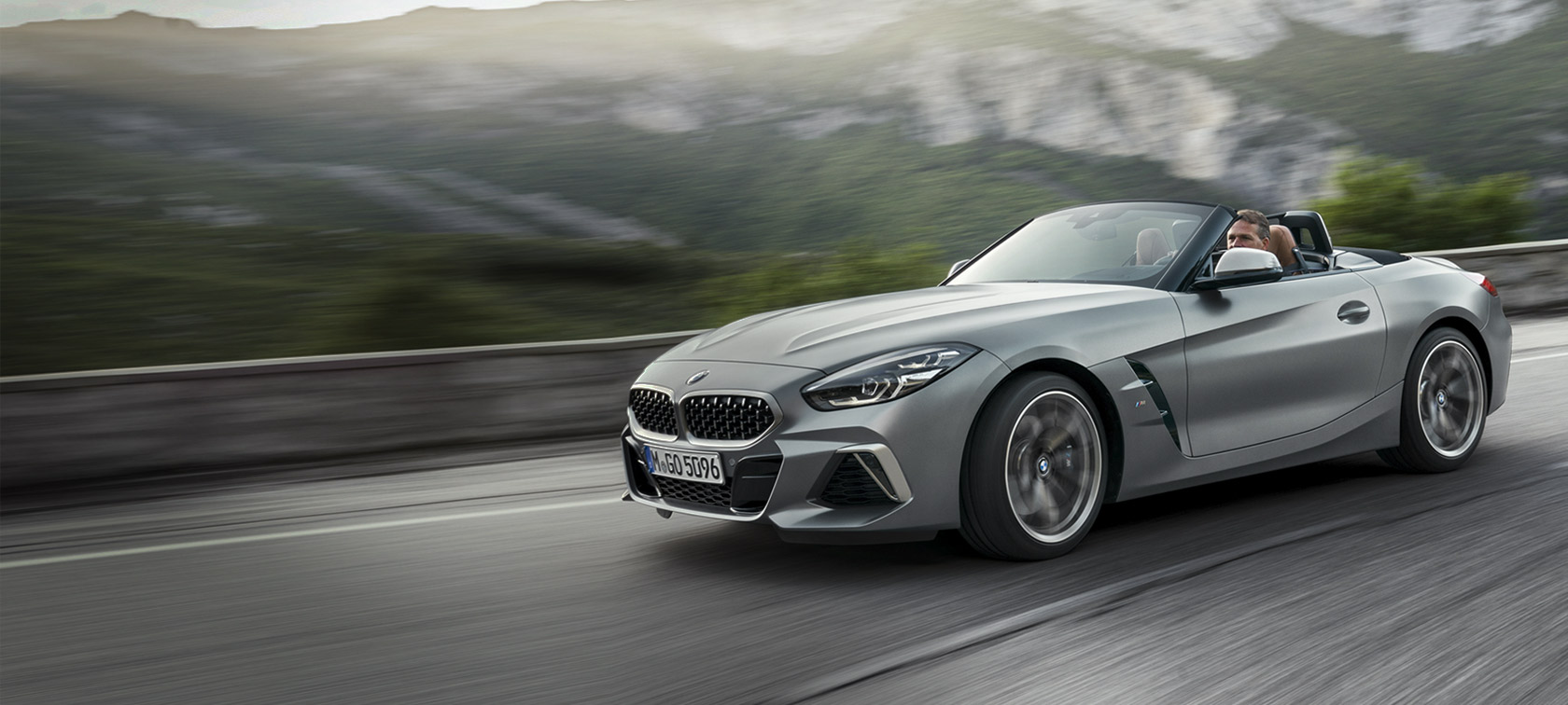 BMW Z4 M40i Roadster G29 2019 BMW Individual Frozen grey metallic three-quarter front view driving mountain backdrop