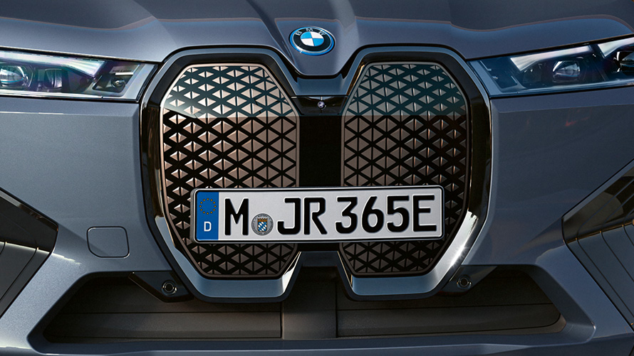 BMW iX M60 i20 2022 electric SUV BMW Individual Storm Bay metallic front view vertical BMW kidney grille Shy Tech