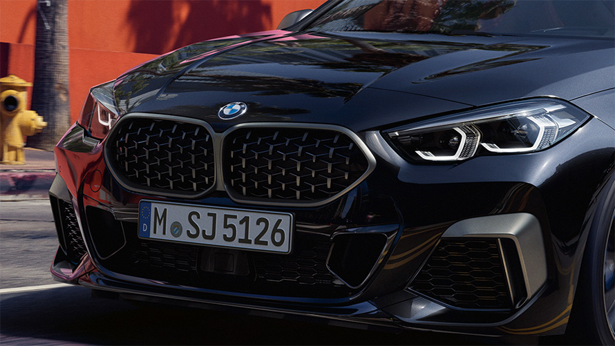 Front design BMW M235i xDrive Gran Coupé F44 2020 Black Sapphire metallic three-quarter front view