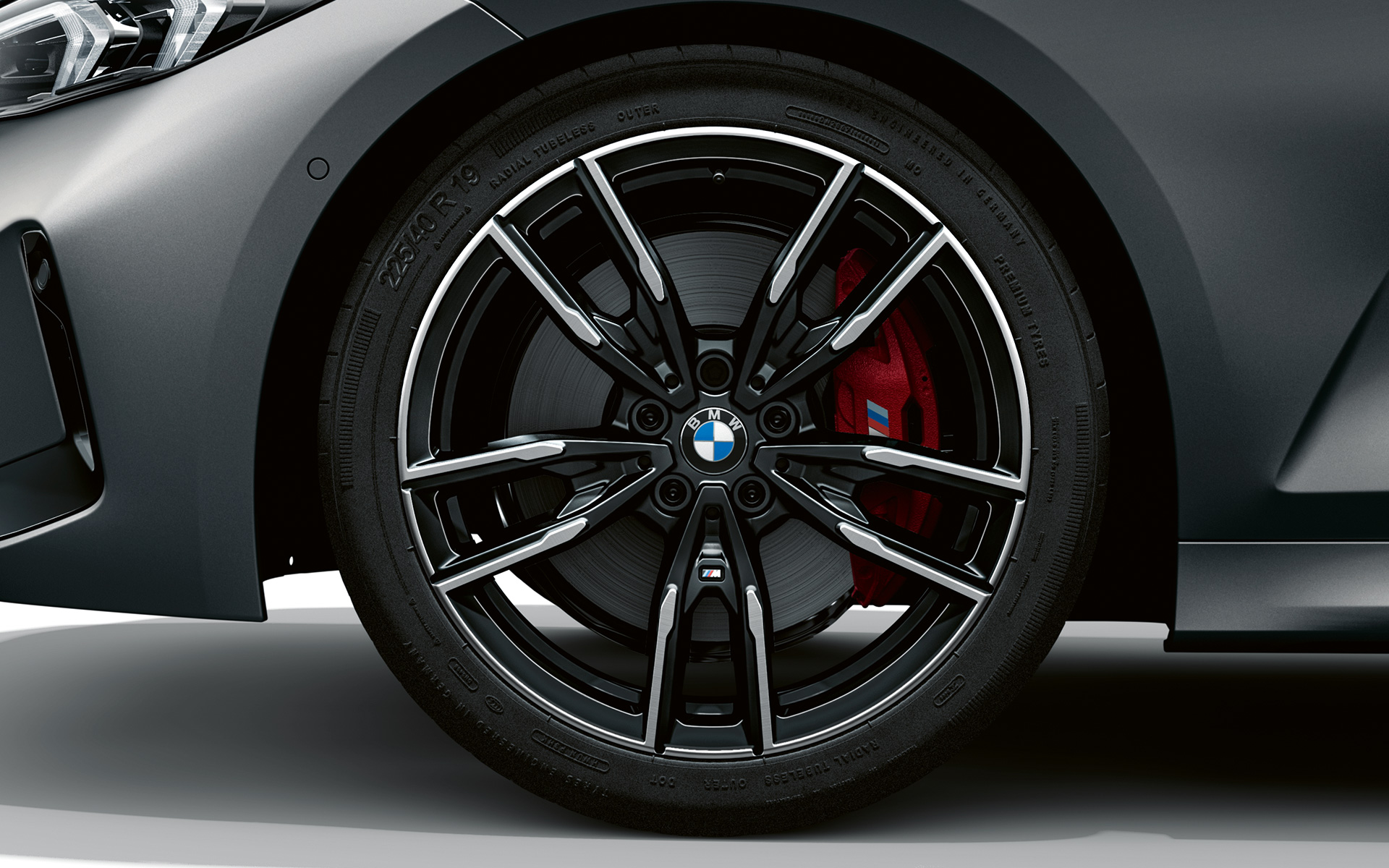 19'' M light alloy wheels Double-spoke style 792 M Bicolour Jet Black BMW M340i xDrive Sedan G20 BMW M340i xDrive Sedan G20 BMW Individual Frozen Pure Grey metallic 19'' M light alloy wheels Double-spoke style 792 M Bicolour Jet Black close-up