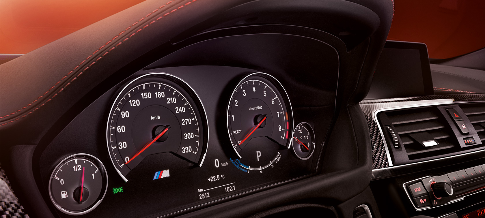 BMW M-Series M4-Coupe dashboard in black with red topstitch BMW M-Series M4-Coupe dashboard in black with red topstitch